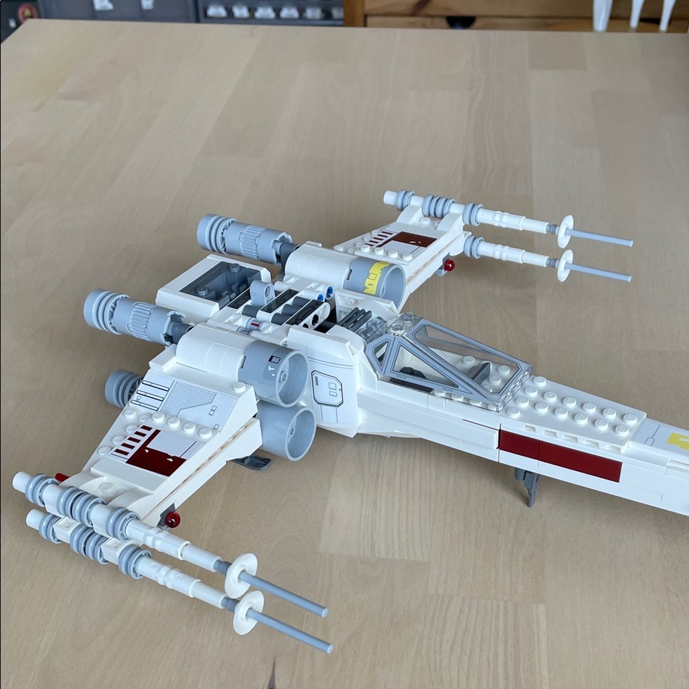 LEGO Set 75301 Luke Skywalker’s X-Wing Fighter - Picture 6 of 10